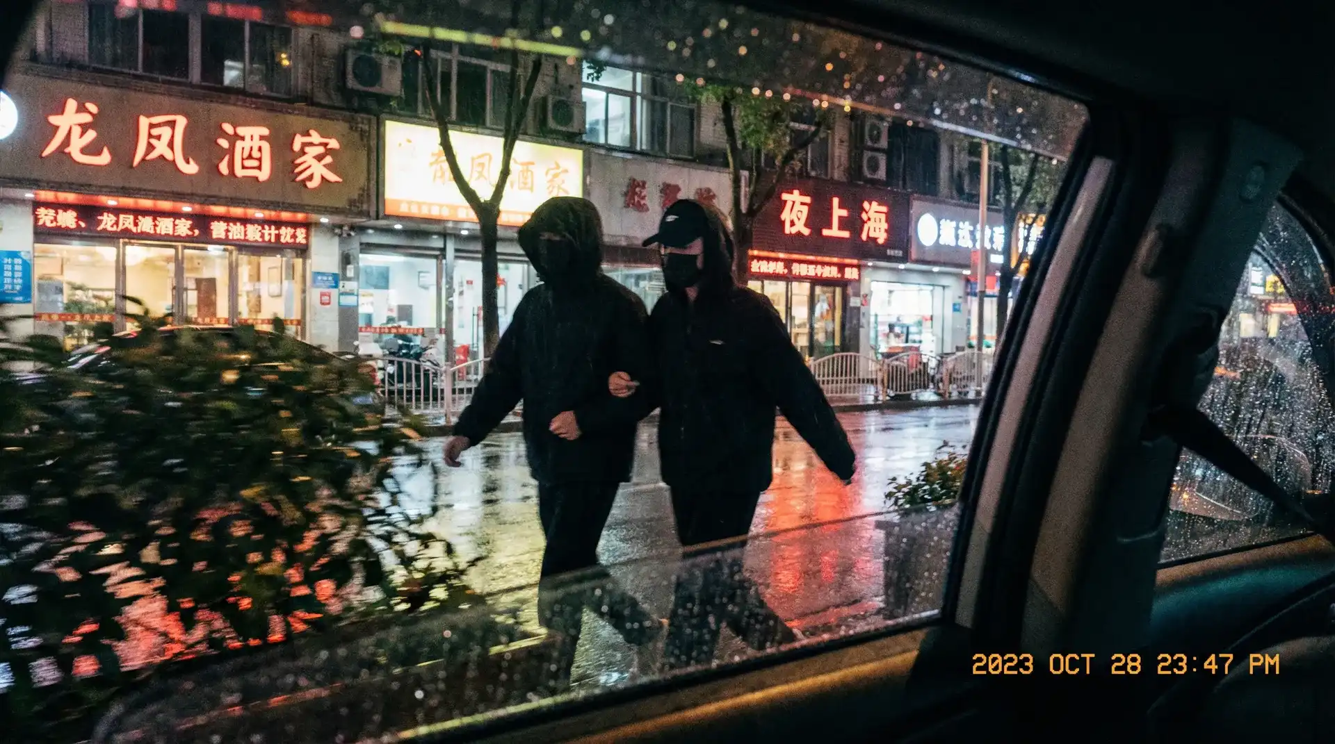 绿茶软件 - 顶流明星深夜密会现场抓拍照片